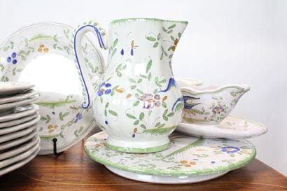 MOUSTIER. Earthenware service with polychrome...