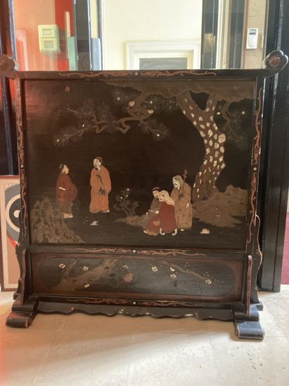 CHINE. Paravent en bois laqué à décor de...
