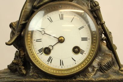 Pendule en métal dans le goût Néo-Renaissance...