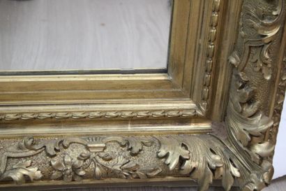 Miroir en bois doré à décor de rinceaux et...