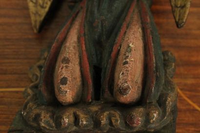 Ange sonnant de la trompette en bois sculpté...