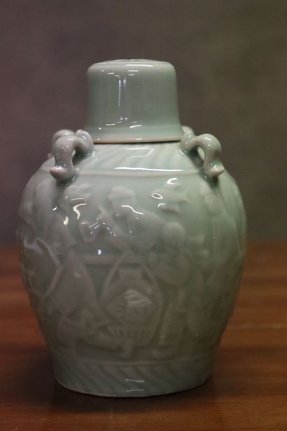 CHINE. Pot couvert en céladon à décor d'écritures...