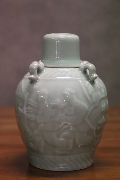 CHINE. Pot couvert en céladon à décor d'écritures...