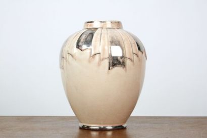 Vase boule en porcelaine craquelée à décor...