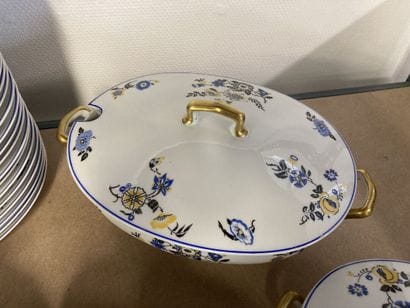 LIMOGES (in the taste of) Part of porcelain...