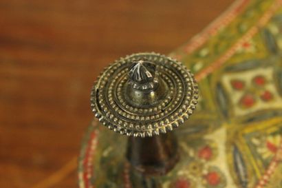 INDE. Paire de Paduka en bois peint polychrome...