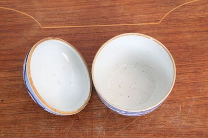 CHINE.
Pot couvert en porcelaine à décor...