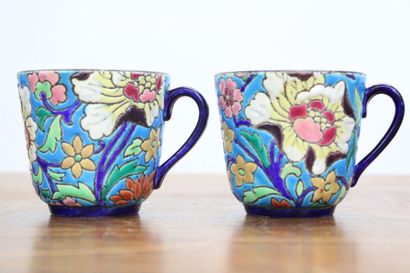 LONGWY.
Paire de tasses à café avec sous-tasses...