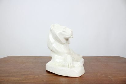 Lion allongé en porcelaine craquelée blanche....