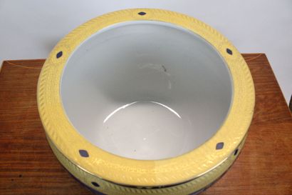 CHINE. Cachet pot en porcelaine émaillée...