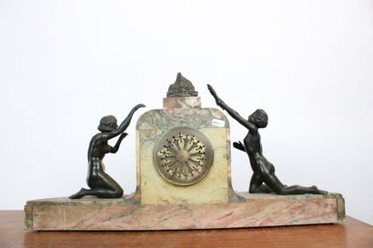 Pendule de cheminée à décor de Promethée...