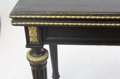 Table à jeux en bois sculpté mouluré aux...
