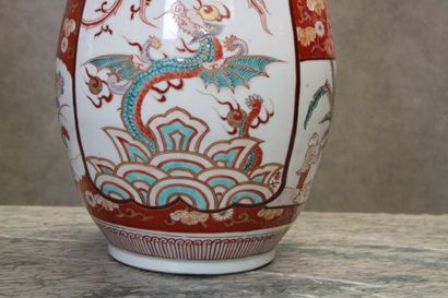 JAPON. Paire de grands vases de forme balustre...