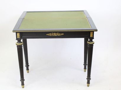 Table à jeux en bois sculpté mouluré aux...