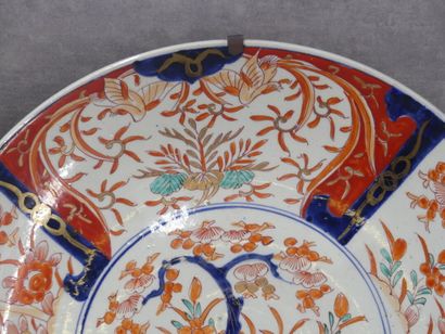 JAPON. Plat en porcelaine Imari à décor de...