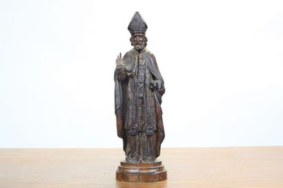 Statuette en bois sculpté représentant Saint-Pierre....