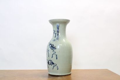 CHINE. Vase balustre en porcelaine blanche...