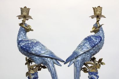 Importante paire de bougeoirs en porcelaine...