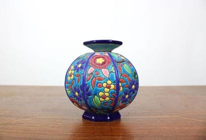 LONGWY
Vase boule à décor de fleurs polychromes...
