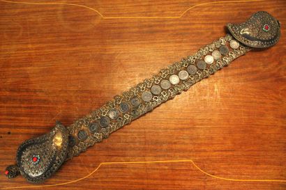 TIBET Ceinture en cuir, laine et argent repoussé...