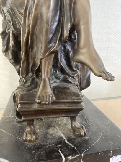 Ecole du XIXe siècle, Femme assise, bronze...