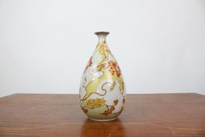 Vase en porcelaine craquelée à décor de Clématites...