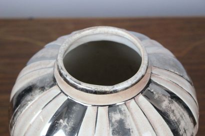 Vase boule en porcelaine craquelée à décor...