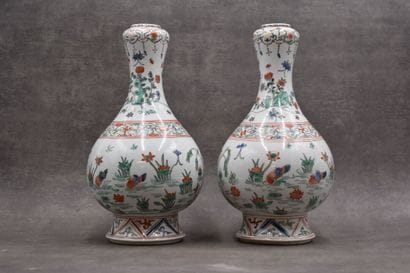 CHINE. Paire de vases en porcelaine blanche...
