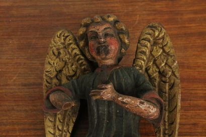 Ange sonnant de la trompette en bois sculpté...