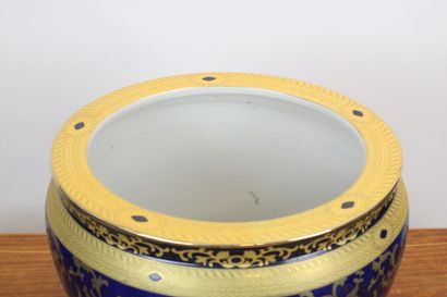 CHINE. Cachet pot en porcelaine émaillée...