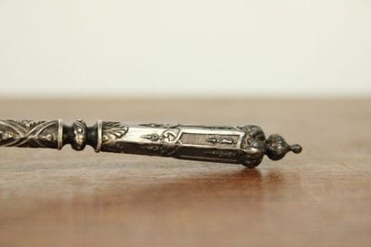 Saupoudreuse en argent ciselé et ajouré à...
