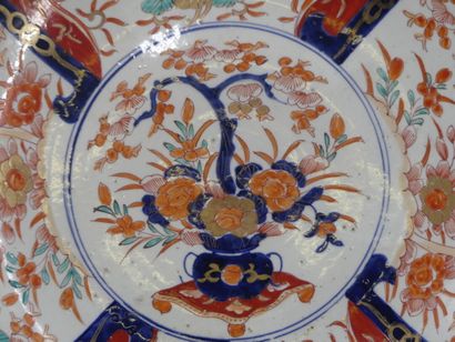 JAPON. Plat en porcelaine Imari à décor de...