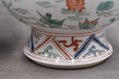 CHINE. Paire de vases en porcelaine blanche...