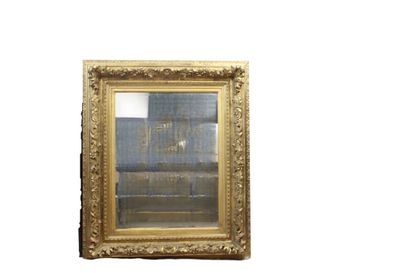 Miroir en bois doré à décor de rinceaux et...