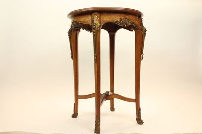 Petite table volante de style Napoléon III...