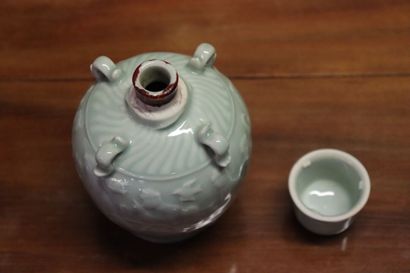 CHINE. Pot couvert en céladon à décor d'écritures...