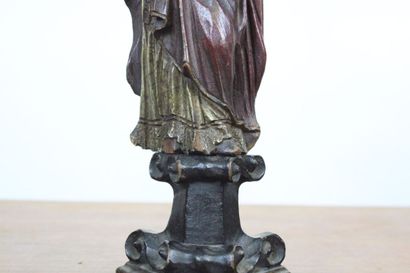 Statuette en bois sculpté représentant Saint-Pierre....