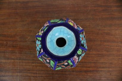 LONGWY
Vase boule à décor de feuillages et...