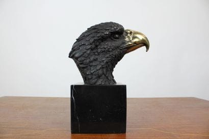 Tête d'aigle, bronze à patine brune et doré,...