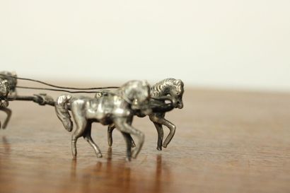 Carrosse tiré par ses quatre chevaux en argent,...