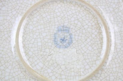Importante paire de bougeoirs en porcelaine...