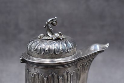 Chocolatière en argent, corps torsadé. Poids...