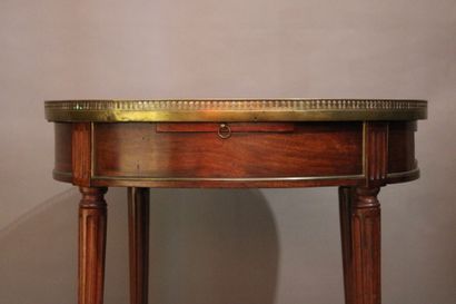 Table bouillotte de style Louis XVI en acajou,...