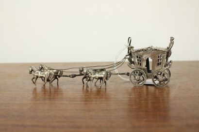 Carrosse tiré par ses quatre chevaux en argent,...