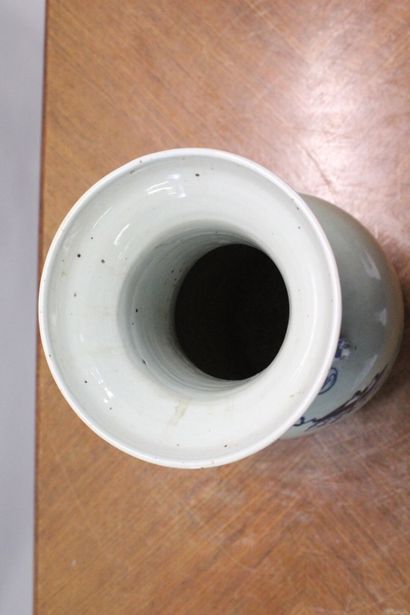 CHINE. Vase balustre en porcelaine blanche...