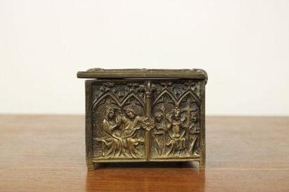 Dans le goût néo-gothique. Coffret en bronze...