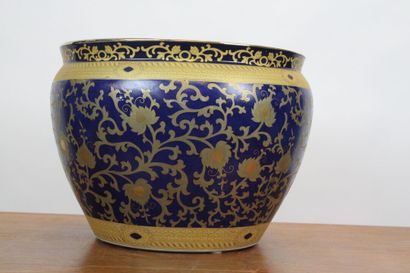 CHINE. Cachet pot en porcelaine émaillée...