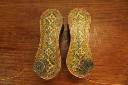 INDE. Paire de Paduka en bois peint polychrome...