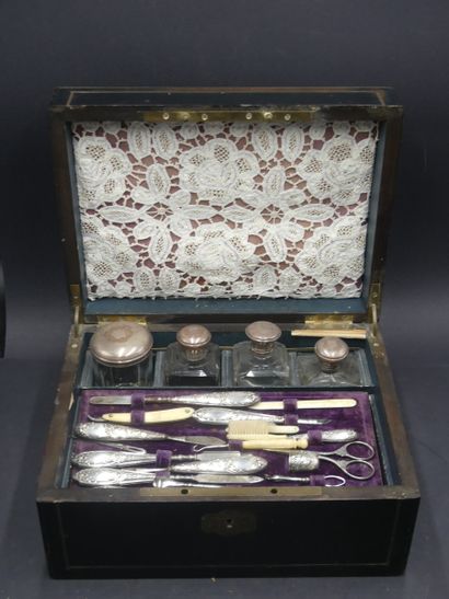 Coffret de toilette pour homme en bois noirci...