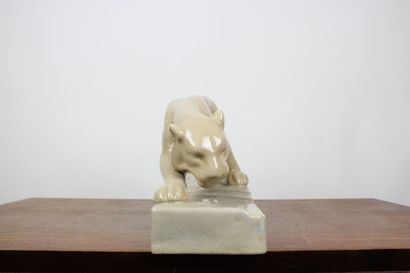 Lionne sur son rocher, céramique craquelée...